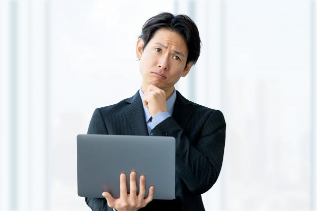 悩む男性
