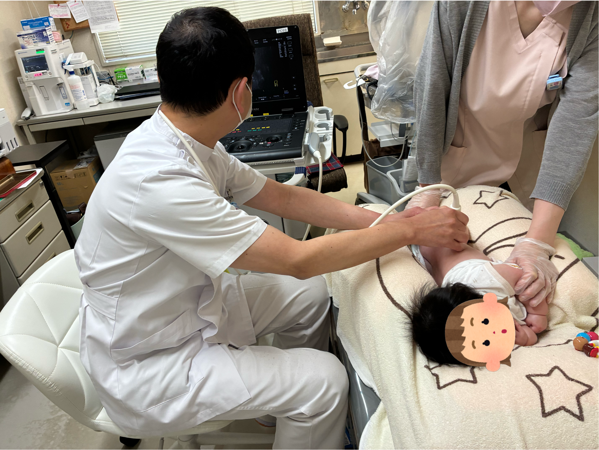 乳児の股関節エコー　専用クッションとエコー機器画像
