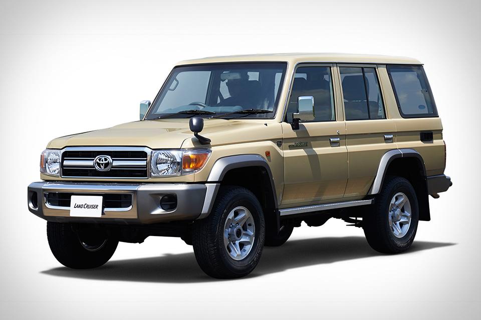 松本市のタイヤ交換サービス（普通車 4,400円(税込)～）。トヨタ　ランドクルーザー70の写真