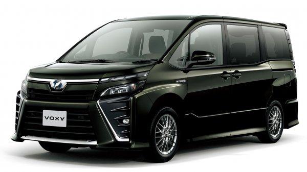 松本市のタイヤ交換サービス（普通車 4,400円(税込)～）。黒いトヨタVOXYの写真