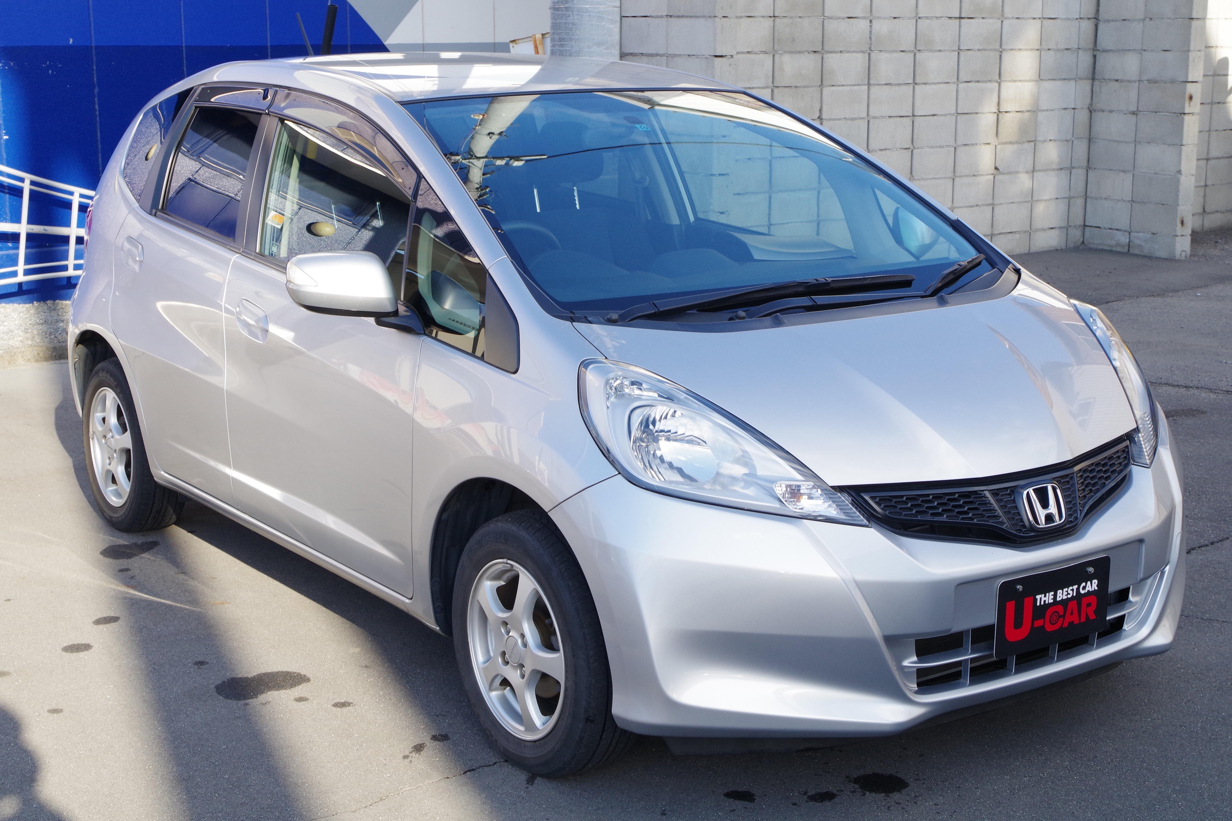 松本市のタイヤ交換サービス（普通車 3,850円(税込)～）。シルバーのホンダ　フィット写真
