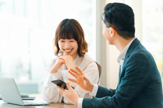 説明をするビジネスマン