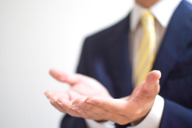 提案するスーツの男性