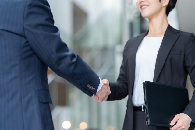 握手するビジネスマン