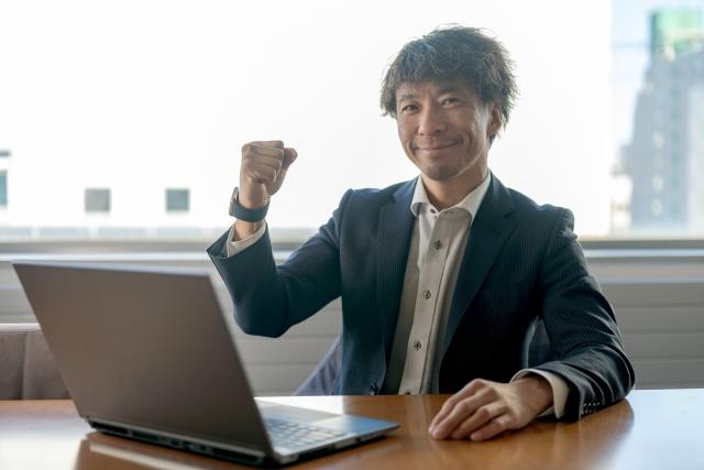 ガッツポーズをする男性