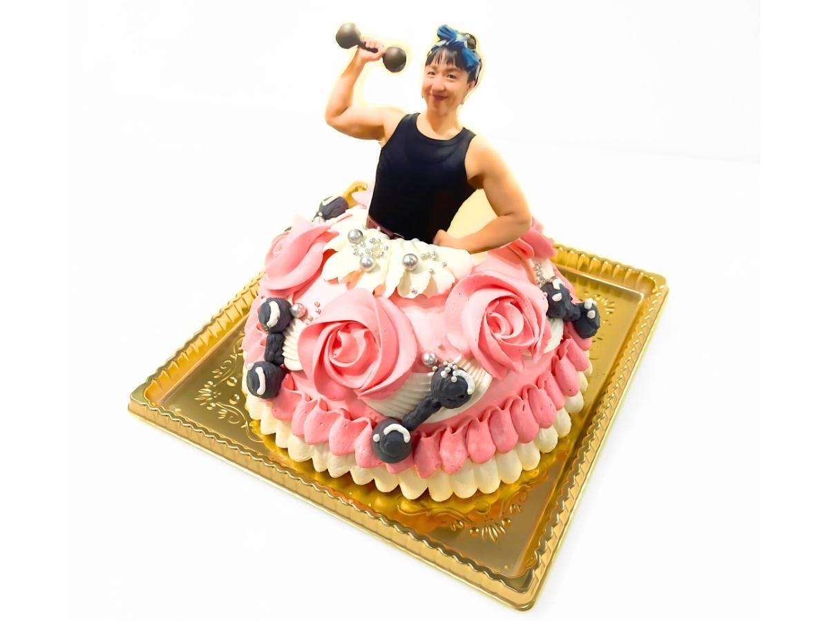 静岡市のケーキ屋リュバンでお作りした、女の子の誕生日に人気のプリンセスドレスケーキ。静岡第一テレビ「まるごと」にて浜田京子さんの誕生日をドレスケーキでお祝いしました。可愛い世界観の特注立体バースデーケーキです。