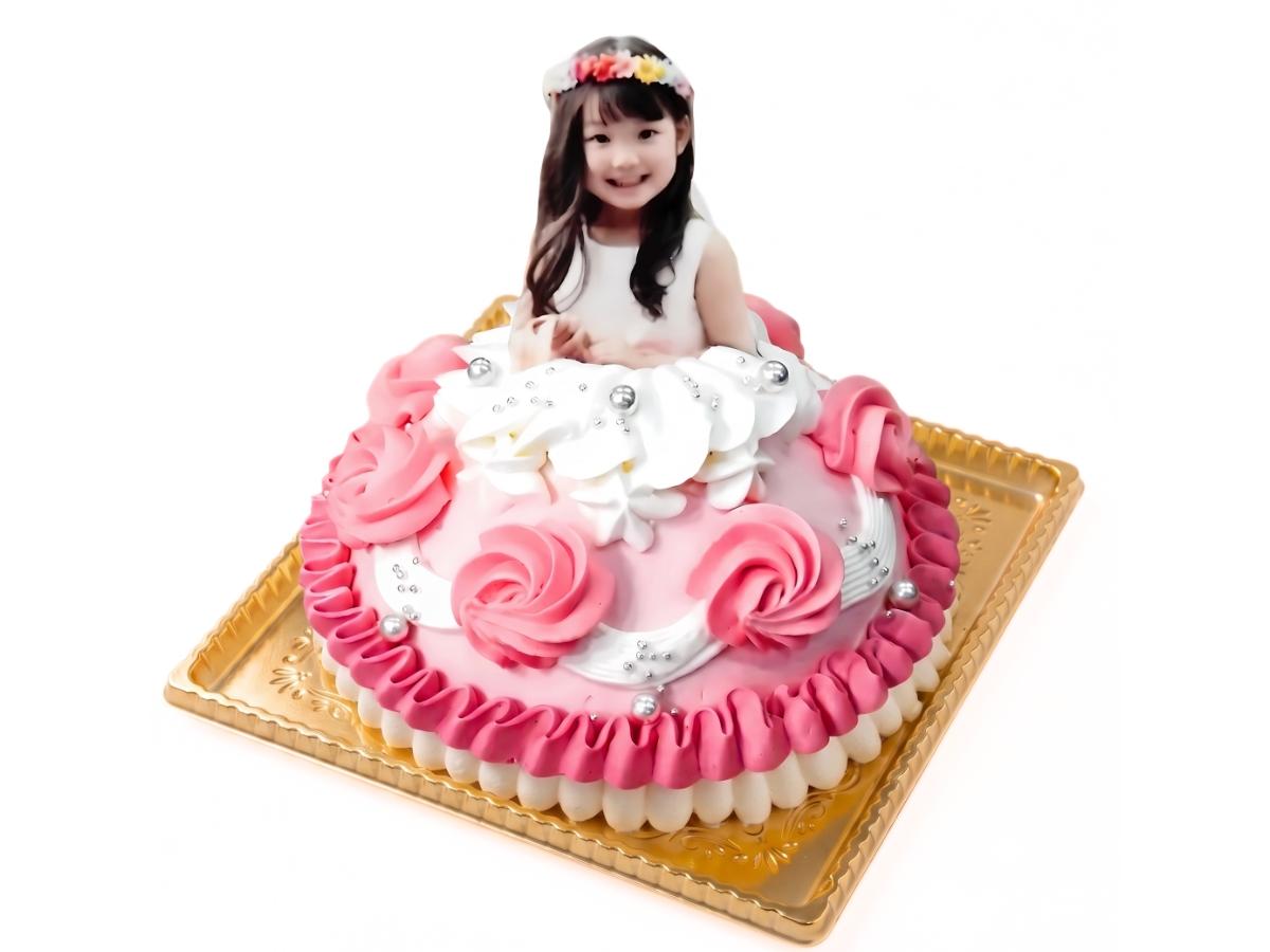 静岡市のケーキ屋リュバンでお作りした、女の子が憧れのプリンセスになれる可愛いドレスケーキ（プリンセスケーキ）。お子様の写真で作る世界に一つだけの誕生日ケーキは、お祝いに大人気のオーダーケーキです。