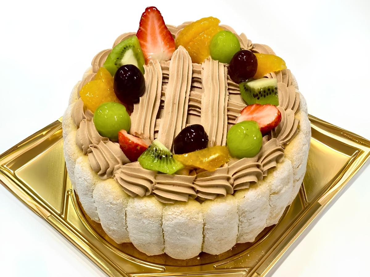 静岡市のケーキ屋リュバンでお作りした、フルーツたっぷりのチョコクリームのデコレーションケーキ（チョコケーキ）。生クリームが苦手な方にも喜ばれる、誕生日や様々なお祝いに大人気のオーダーケーキです。