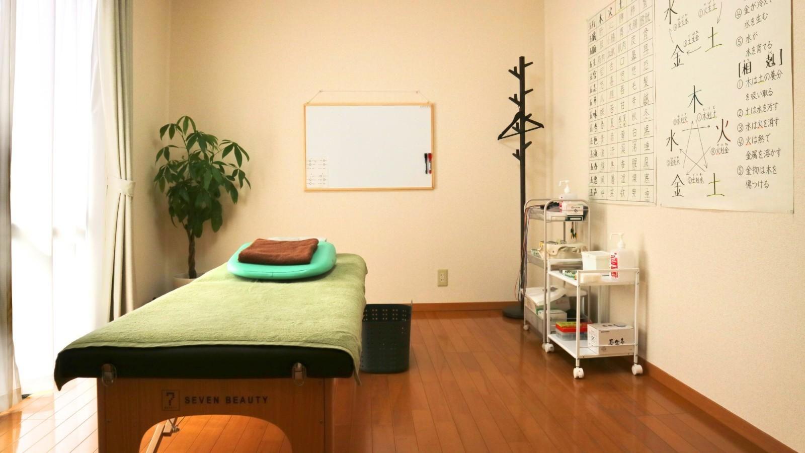 磐田市の鍼灸院、ゆみ鍼屋の施術室の様子。アドバイスも丁寧に行います。