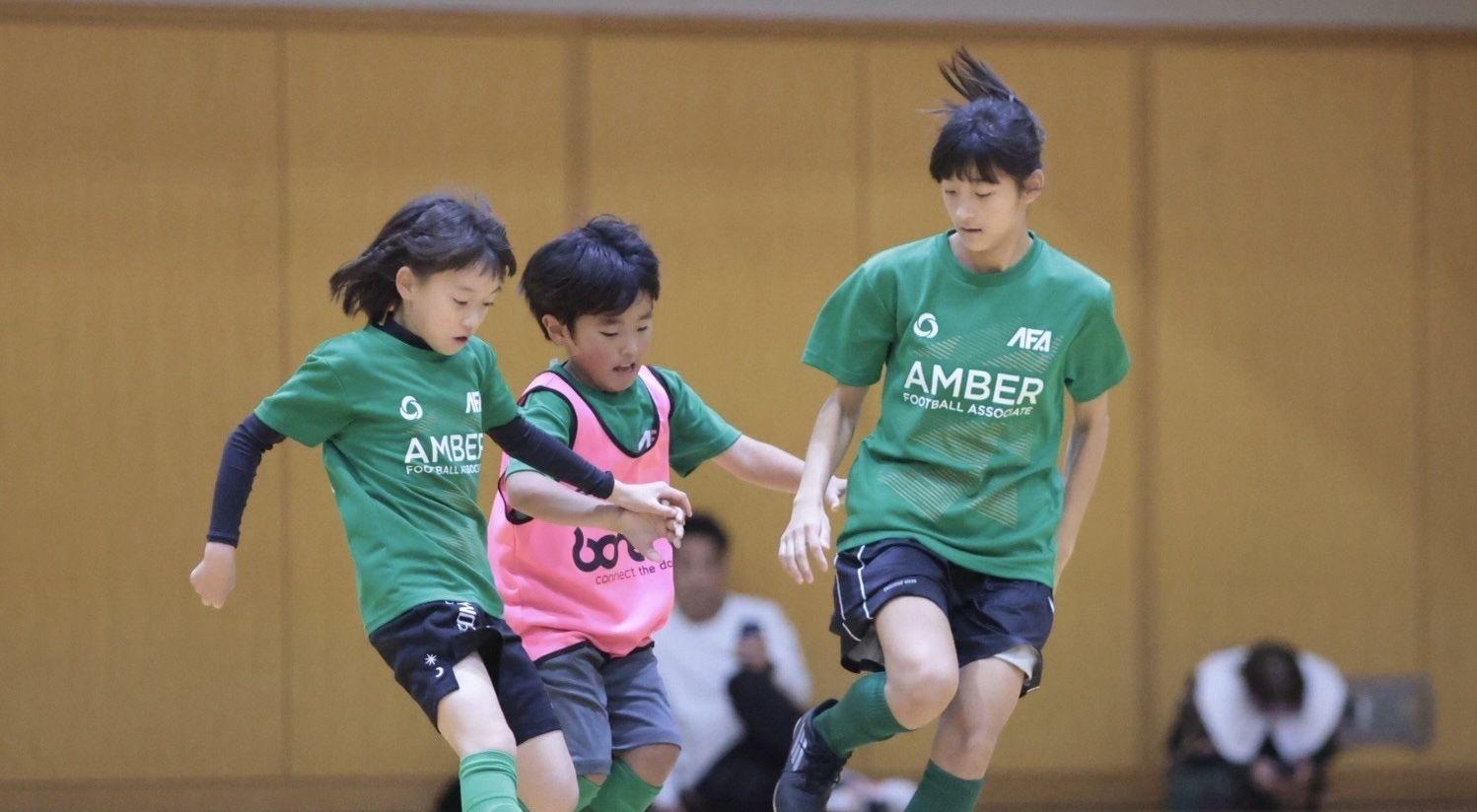 AMBER FA コンタクト背景