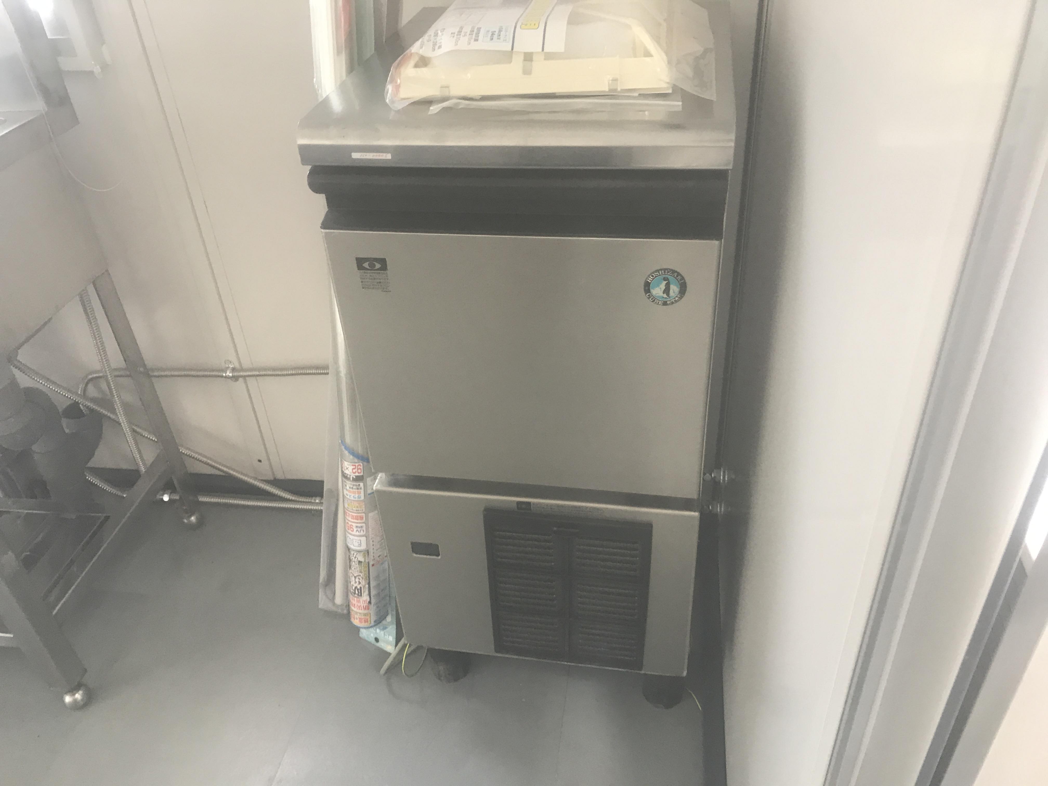 製氷機の搬入設置撤去作業
