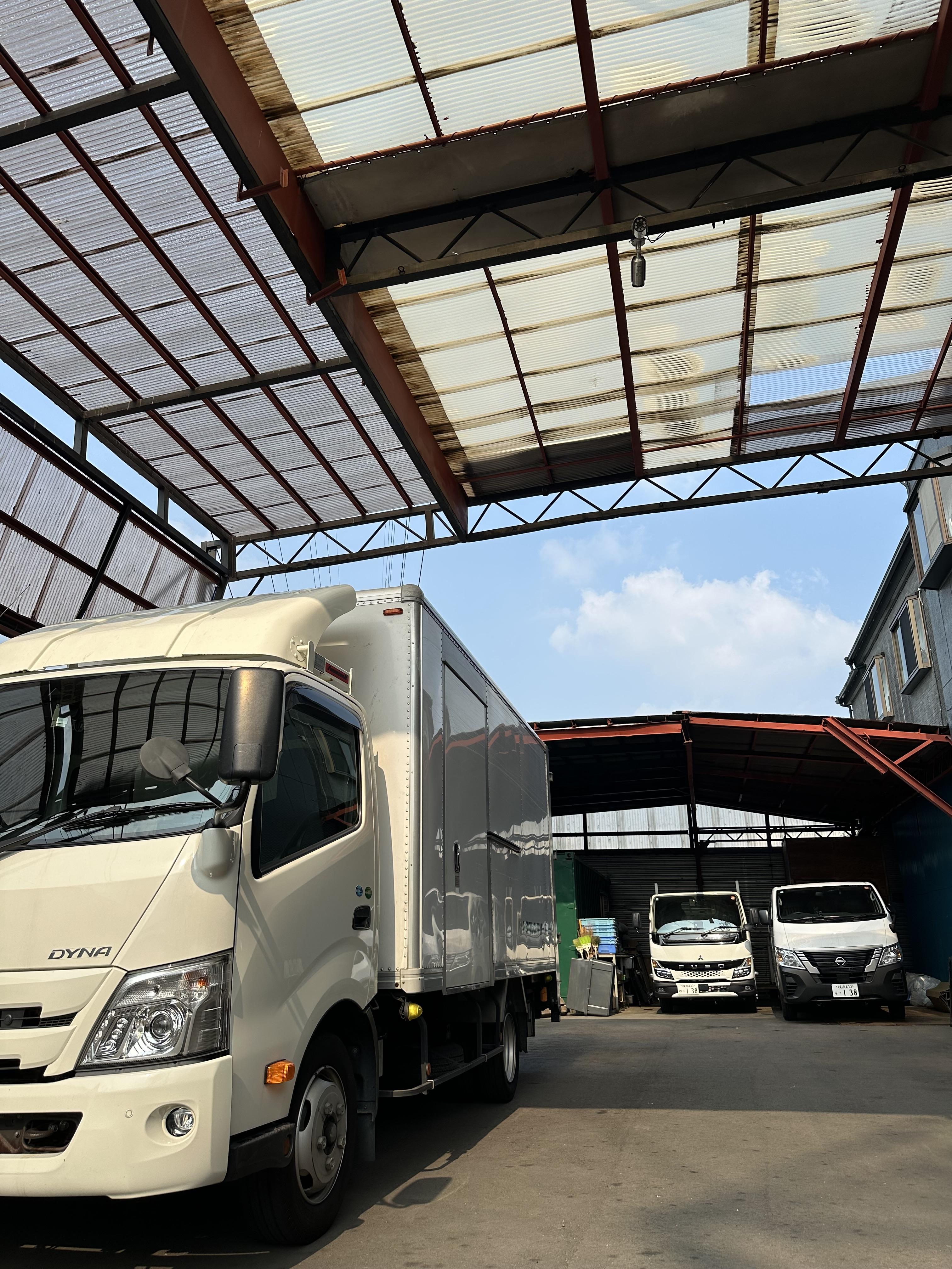 自社倉庫と車両