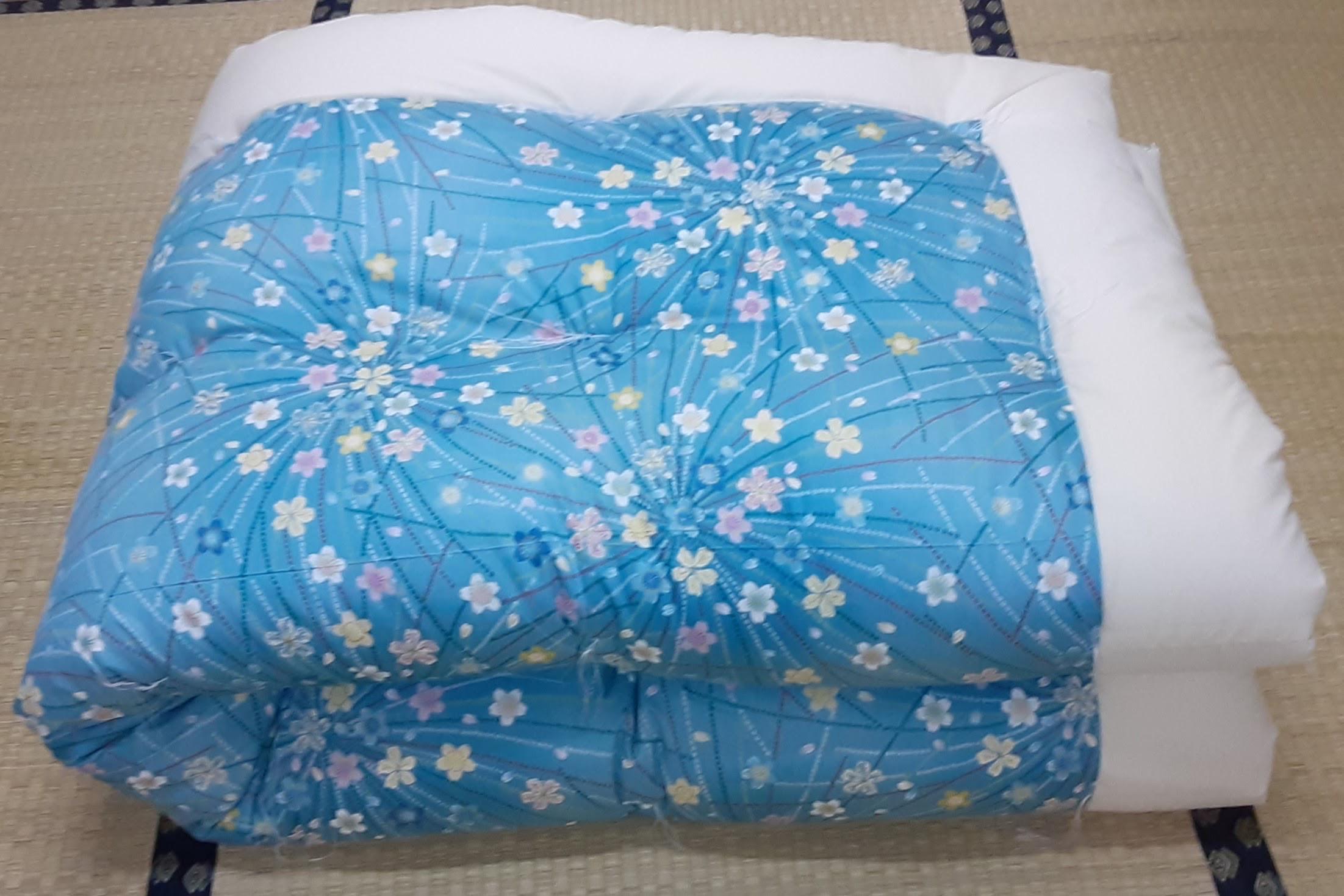 綿ふとんの「打ち直し（うちなおし）」は、長年使って硬くなったふとんを、まるで新品のようにふっくらと蘇らせる伝統的なリサイクル技術です。ふとんを解体して中身の綿を取り出し、専用の機械でほぐして汚れを取り除き、新しい生地で仕立て直します。 環境に優しく 買い替えて捨てるのではなく、今ある資源を大切に使い続ける「サステナブル」な仕組みです。