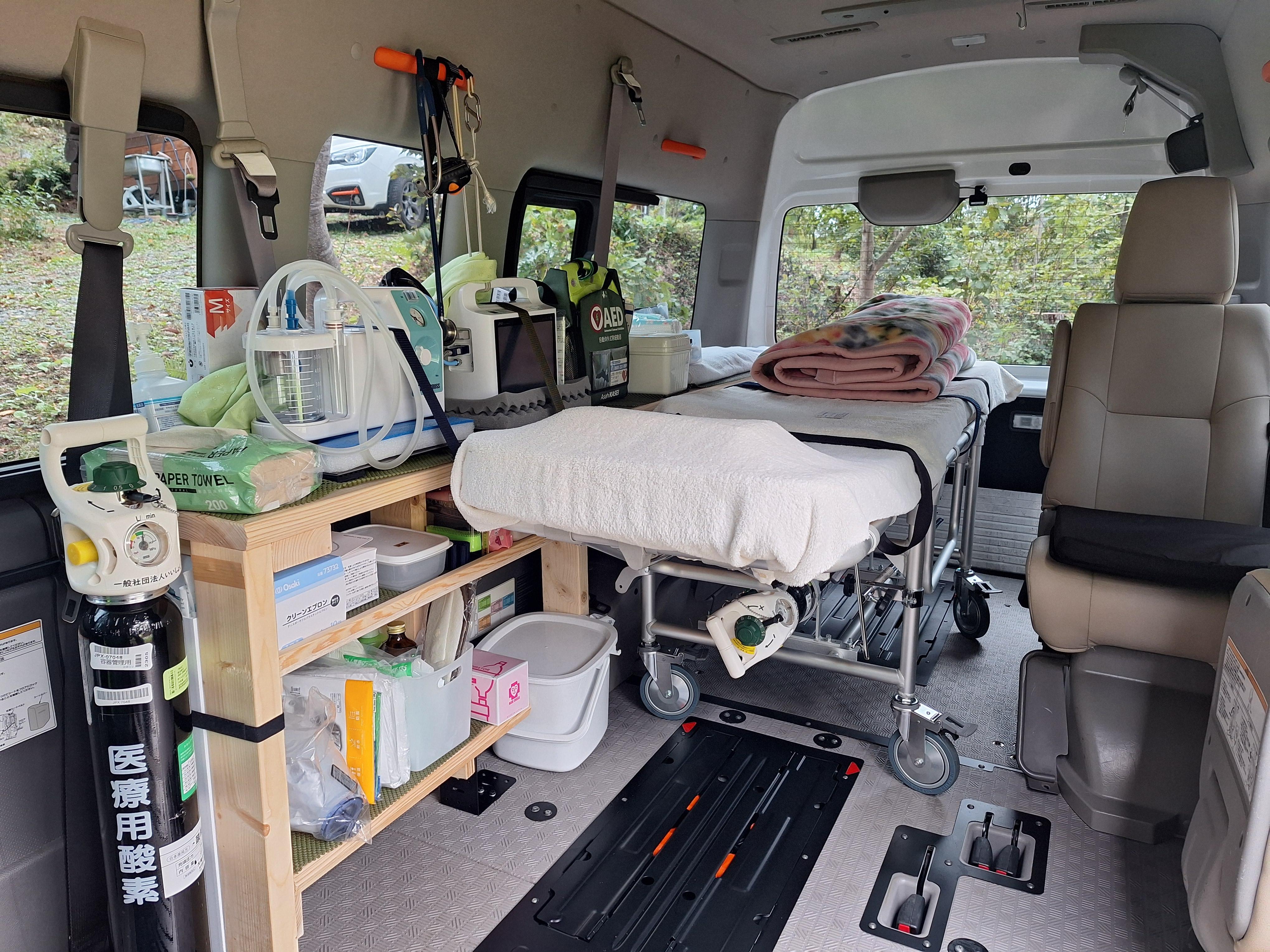 吸引器、AED、ベッドサイドモニターを車内に設置しています。