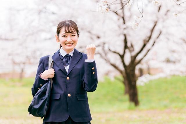 桜と女子学生