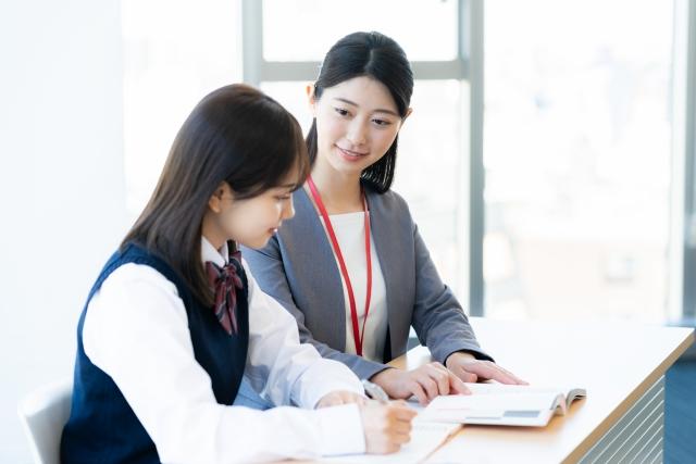 学習する女性学生