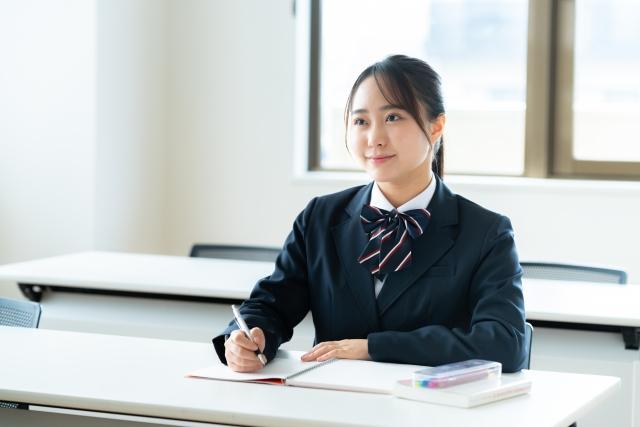 勉強する学生　塾