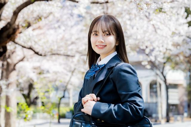 桜と女子学生