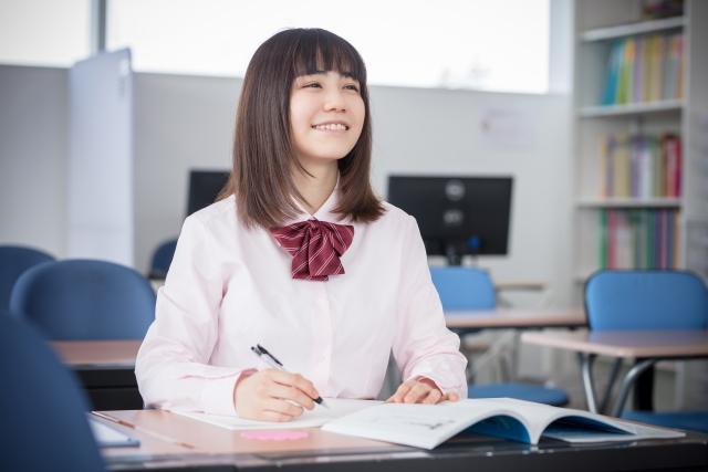 勉強する学生　塾