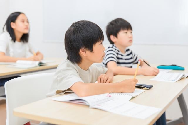 勉強する学生　塾