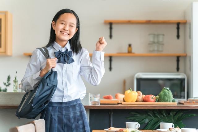 笑顔の女性中学生
