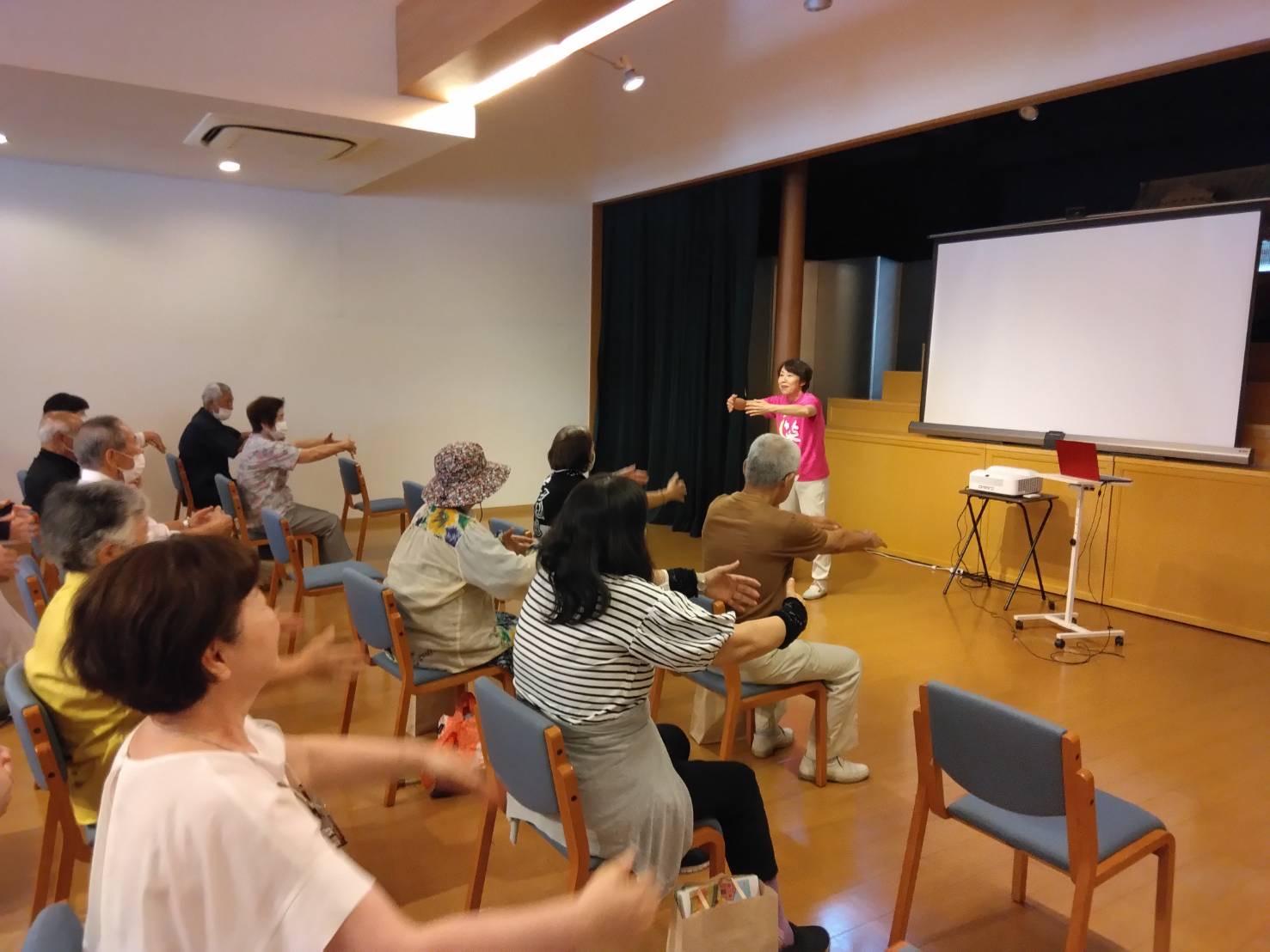 大分で開催された室内の笑いヨガクラス｜作業療法士が高齢者に向けて指導する様子