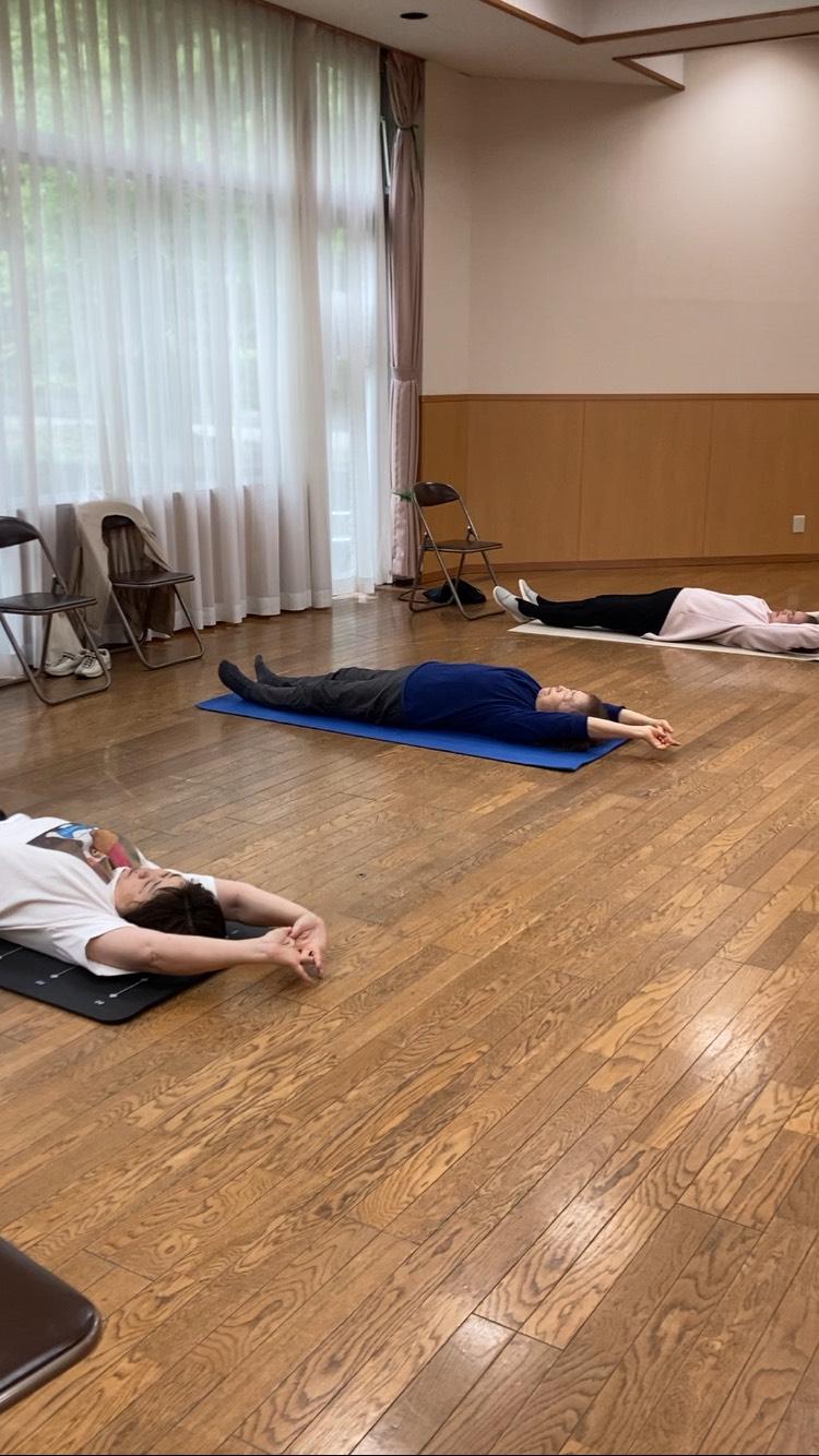 南大沢の高齢者向け体操教室OSA FITで行うストレッチ