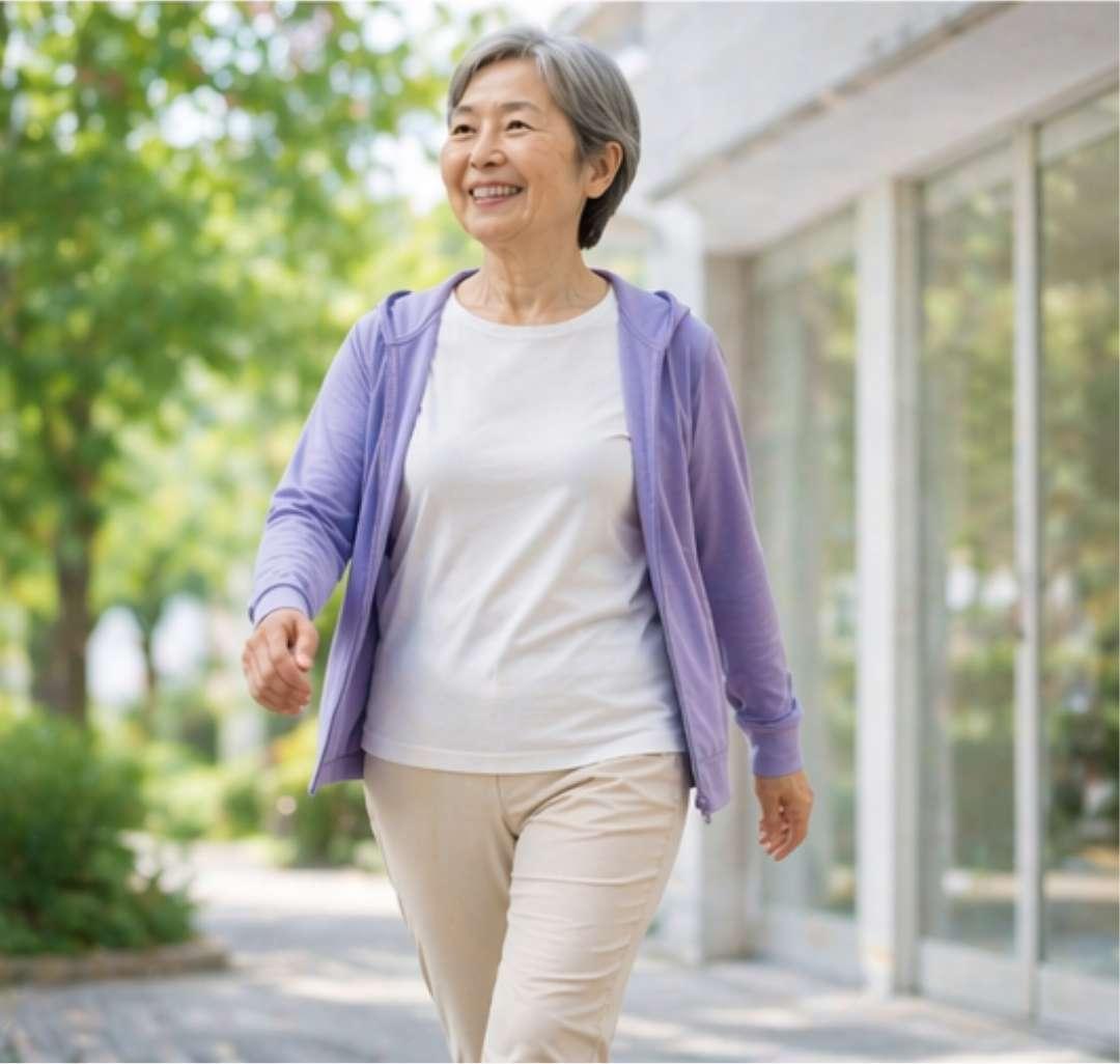 八王子のOSA BOXで50〜70代がミット打ちをしているクラス風景