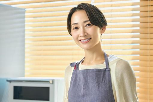 子育てもひと段落して、自分のための時間が少しずつ取れるようになり、「何か始めたい」と思っていた時にOSABOXに出会いました。最初はボクシングなんて無縁だと思っていましたが、想像以上に楽しくてびっくり！運動不足解消はもちろん、ストレス発散にもなっていて、今では週1回のレッスンが楽しみです。先生も優しくて丁寧なので、運動が苦手な私でも安心して通えています。