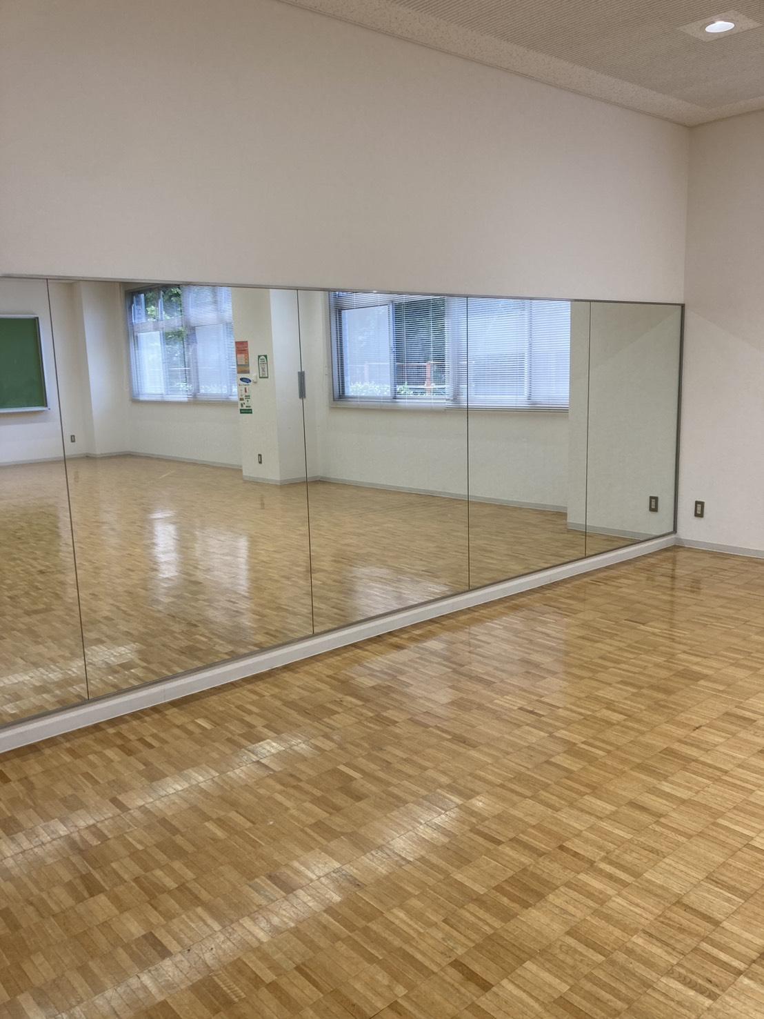 甲の原体育館、50〜70代が通うボクササイズ教室の会場