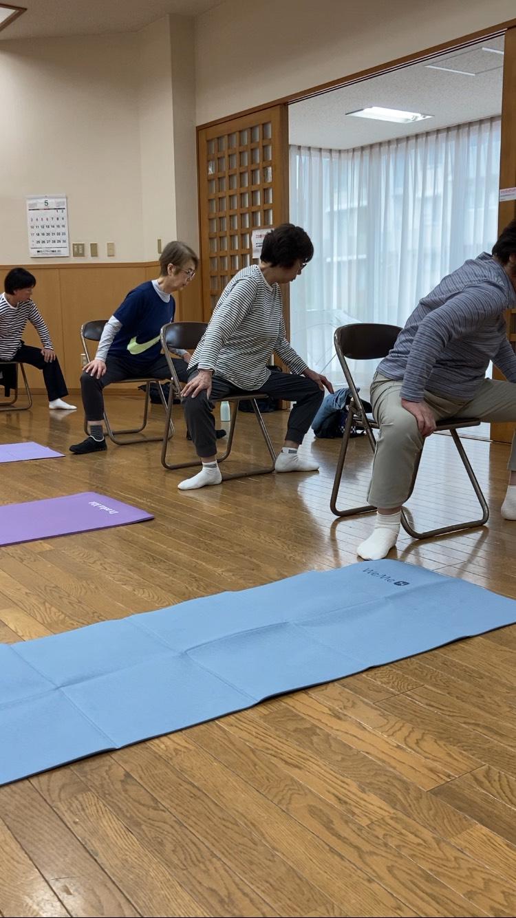 南大沢の高齢者向け体操教室OSA FIT行う股関節運動