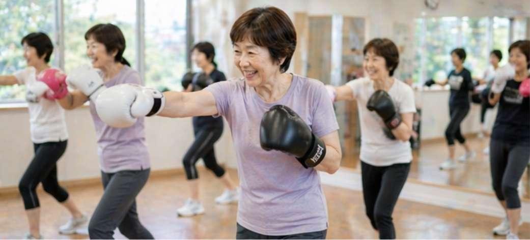 八王子OSA BOXで50〜70代がミット打ちをしているクラス風景