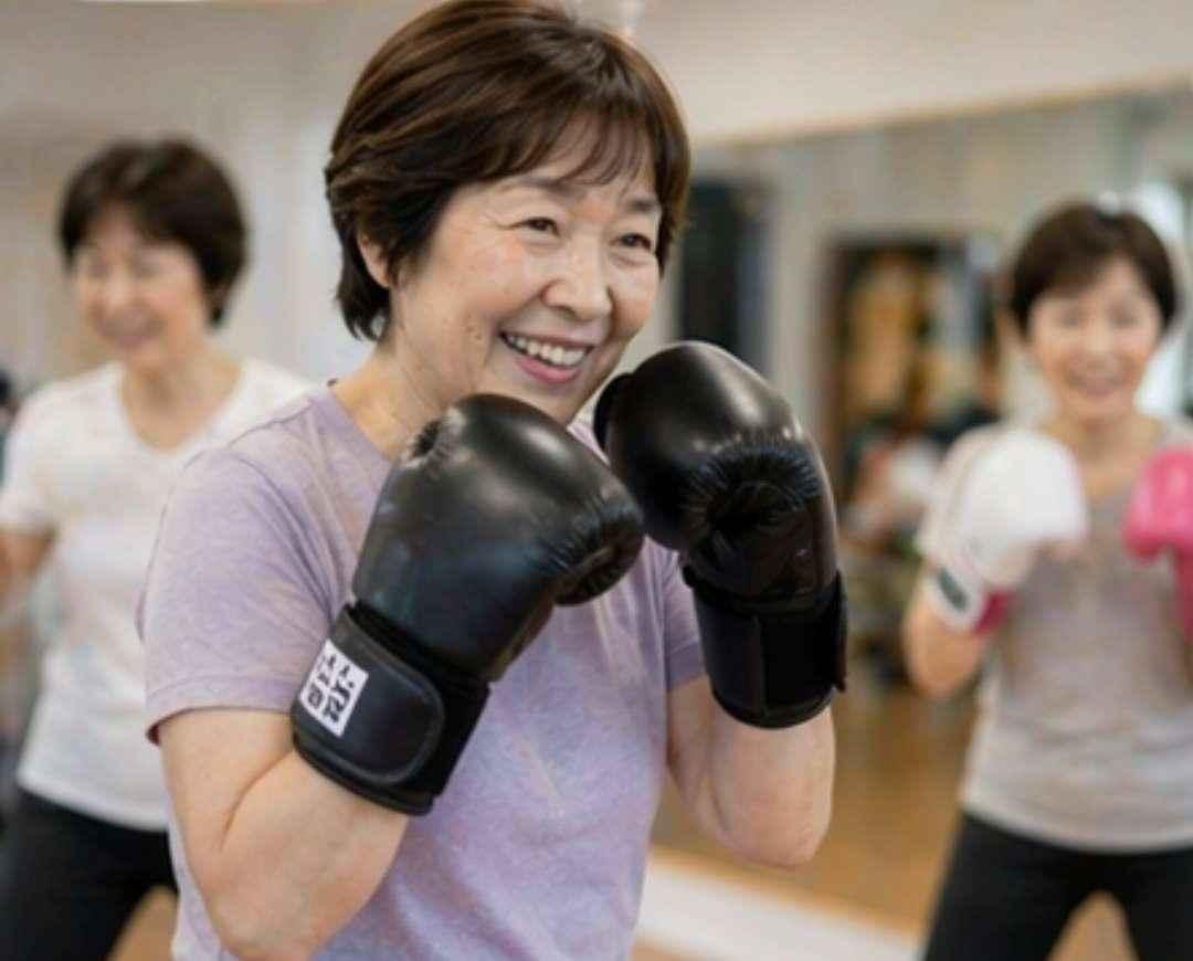 八王子OSA BOXで50〜70代がミット打ちをしているクラス風景