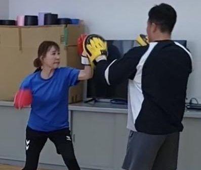 八王子のOSA BOXで50〜70代がミット打ちをしているクラス風景
