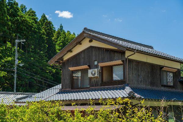 夏の日に照らされる純和風家屋、田舎の風景