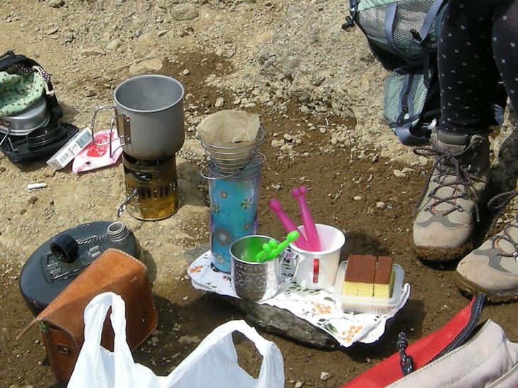山を歩くと食欲が湧く、コーヒーを炊いてカステラ