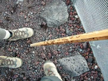 富士山の金剛杖に焼印を押印