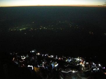 富士山頂のご来光まであと少し。満点の星空が退く。