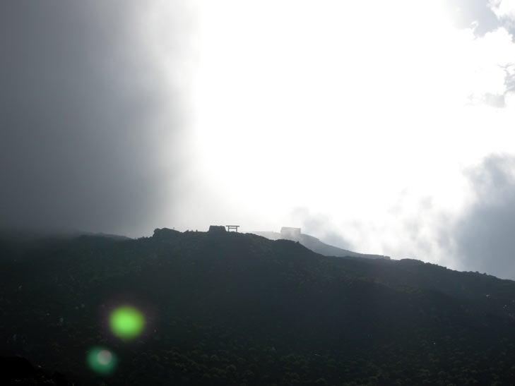 浅間神社の鳥居が見えた。富士山山頂のまであと少し