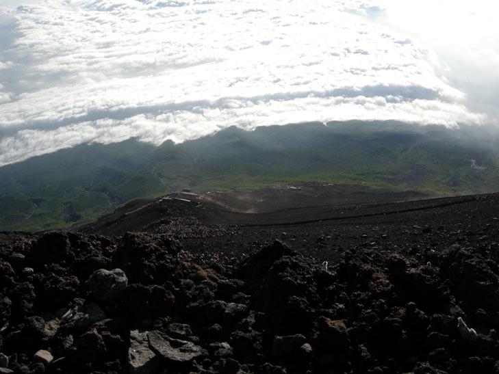 富士山からの下山の道は膝も笑ってる
