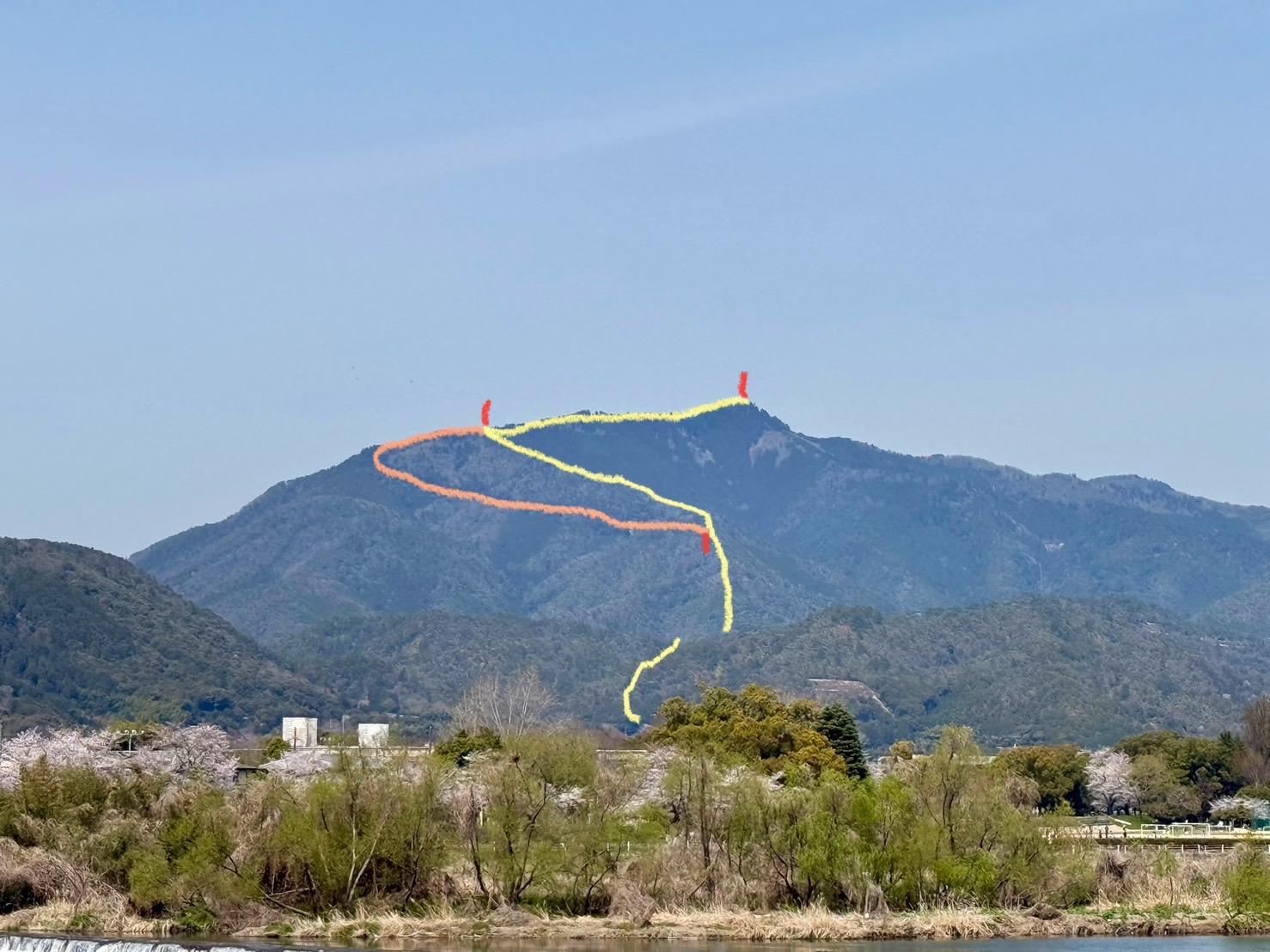 松尾橋から望む愛宕山。山頂へのルートを記す