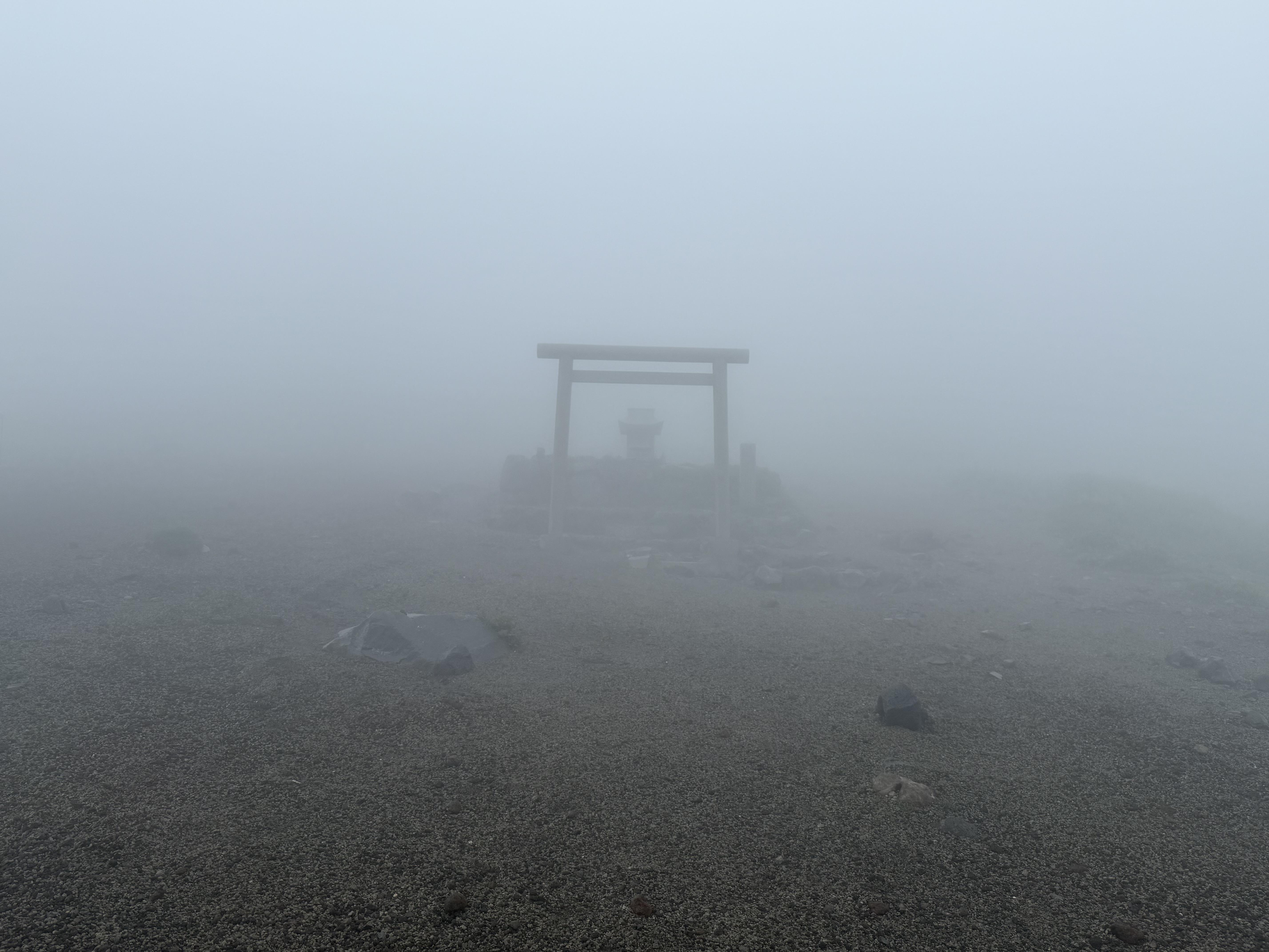 松尾橋から望む愛宕山。山頂へのルートを記す