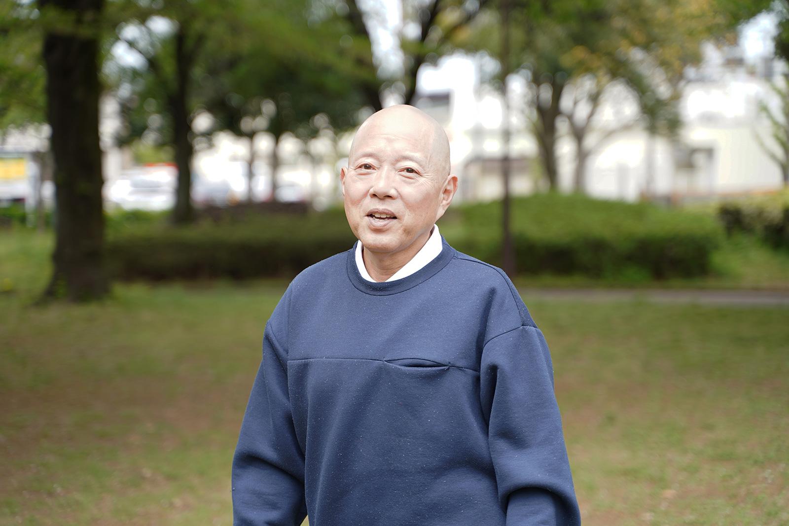 ポスターの前に立つ男性