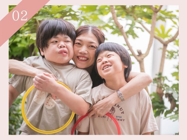 みーまと子供2人が笑顔の写真