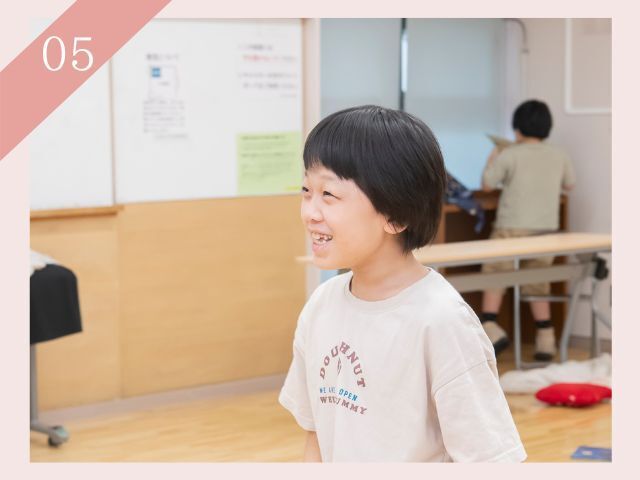 英語レッスンを受け子供が生き生きしている