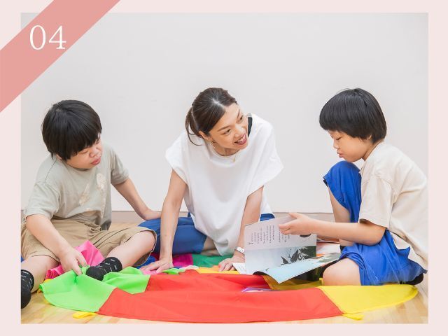 みーまと子供が英語レッスンを受けている様子