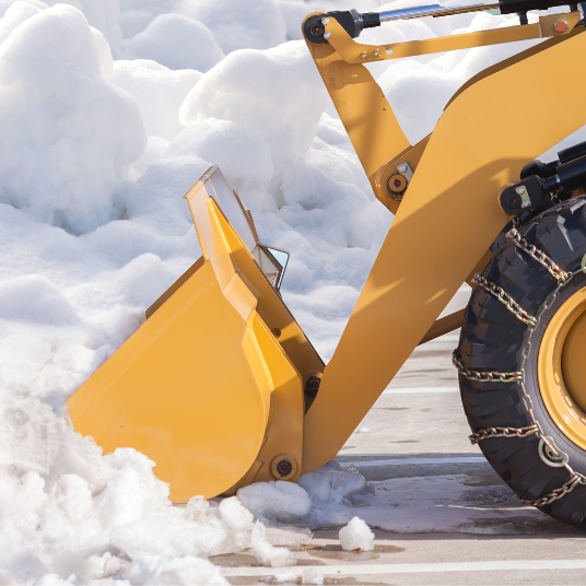 雪かきをする人