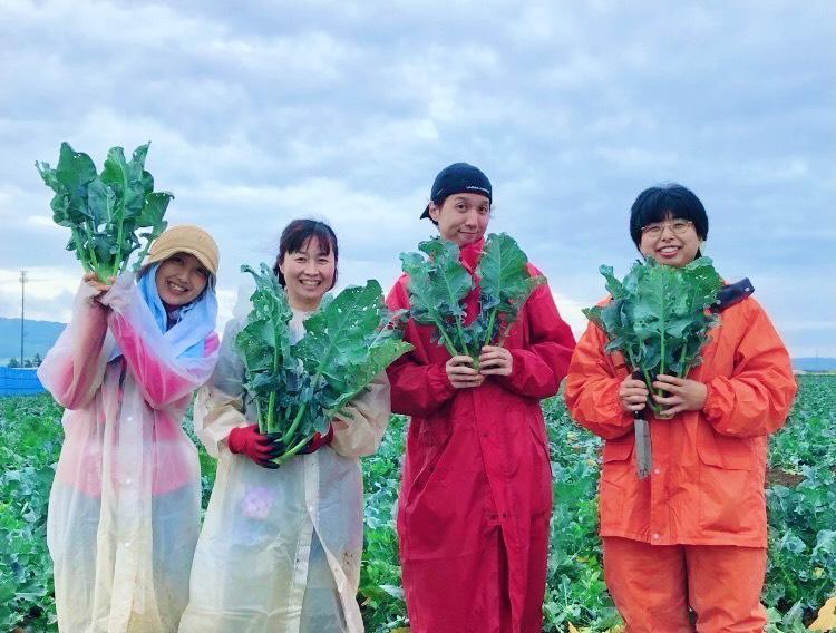 田植えをする女性
