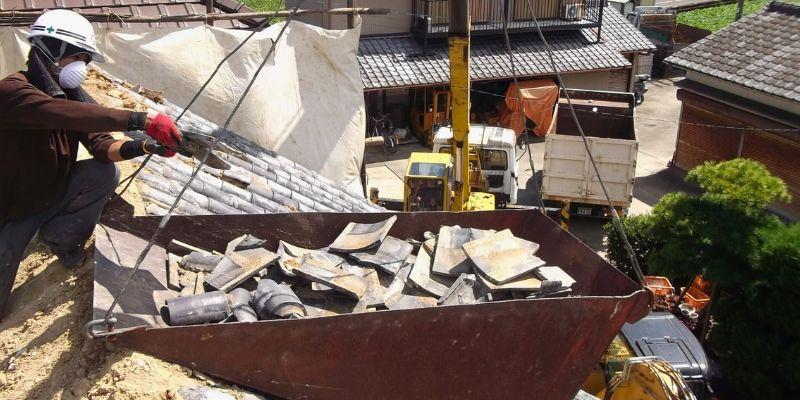 住宅解体の現場作業スタッフ