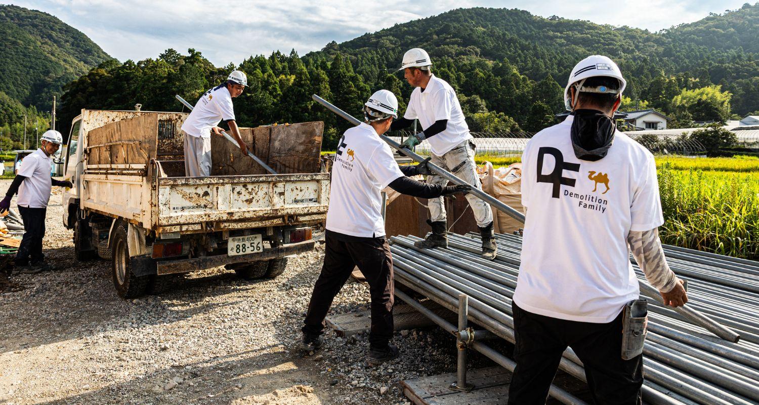住宅解体の現場作業スタッフ